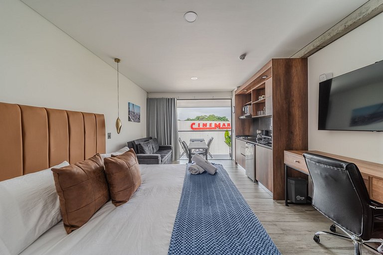 |Ahead| Spacious loft with king bed and parking