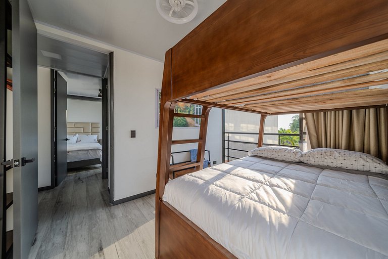 |Ahead| Spacious 3BR close to airport and parking
