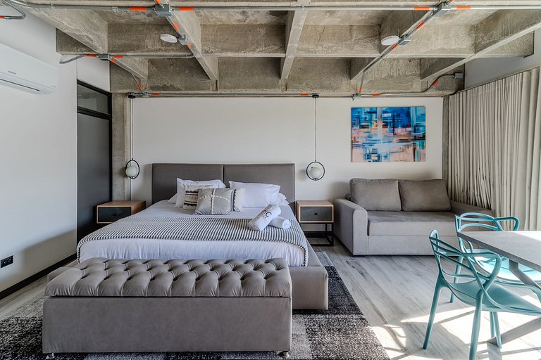 |Ahead| Dazzling Loft with parking + AC