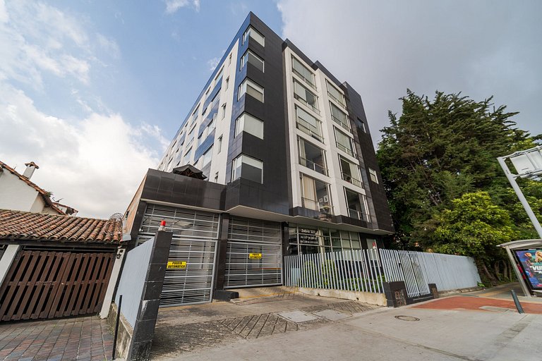 Cozy 1BR @La Calleja with Parking & Gym