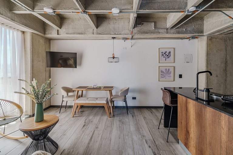 |Ahead| Inspirational 2BR near airport with AC