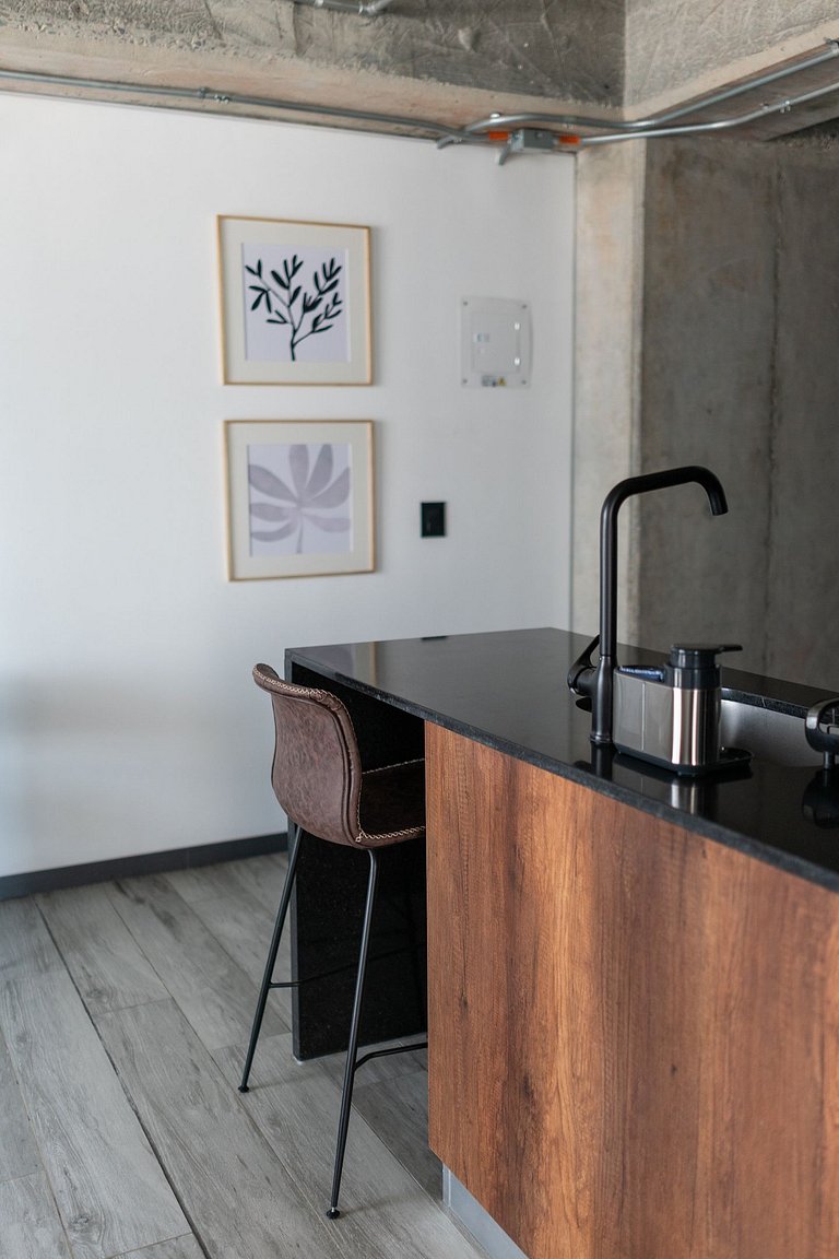|Ahead| Inspirational 2BR near airport with AC