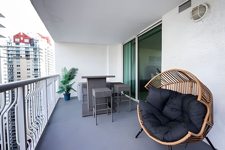 Modern Brickell 1BR | Bay Views, Pool & Parking