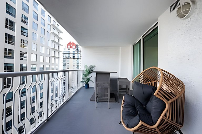 Modern Brickell 1BR | Bay Views, Pool & Parking