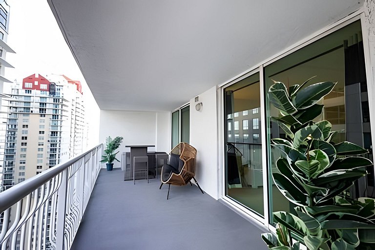 Modern Brickell 1BR | Bay Views, Pool & Parking