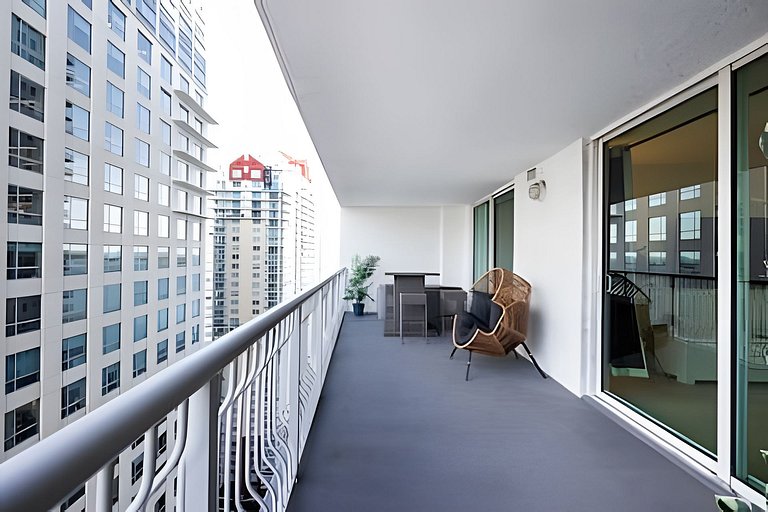 Moderno Brickell 1BR | Bay Views, Pool & Parking