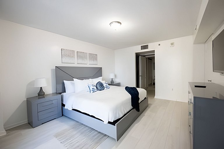 Modern Brickell 1BR | Bay Views, Pool & Parking