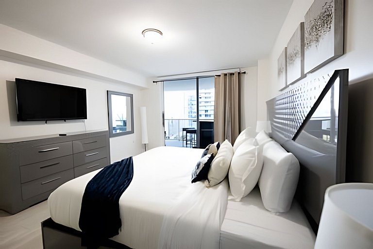 Moderno Brickell 1BR | Bay Views, Pool & Parking