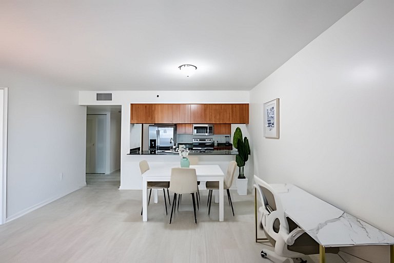 Moderno Brickell 1BR | Bay Views, Pool & Parking
