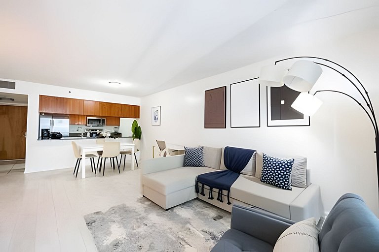Modern Brickell 1BR | Bay Views, Pool & Parking