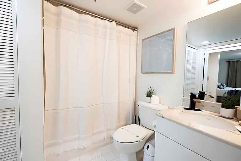 Modern Brickell 1BR | Bay Views, Pool & Parking