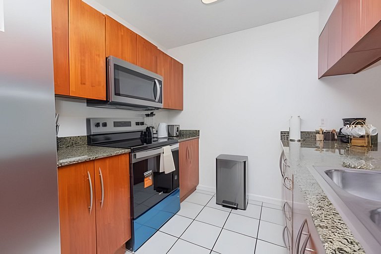 Stylish Brickell 1BR| Skyline View, Pool & Parking