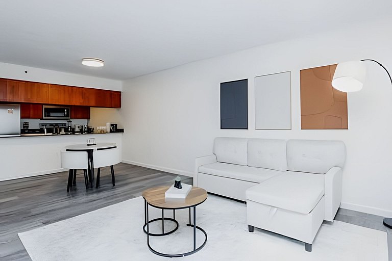 Stylish Brickell 1BR| Skyline View, Pool & Parking