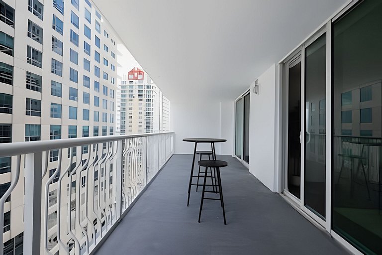 Stylish Brickell 1BR| Skyline View, Pool & Parking