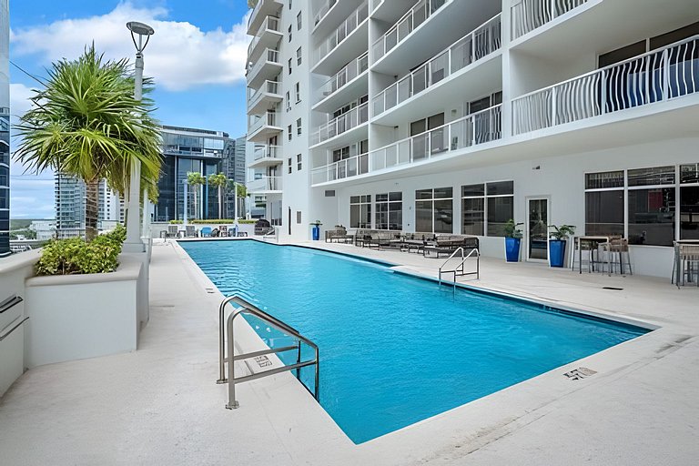 Stylish Brickell 1BR| Skyline View, Pool & Parking