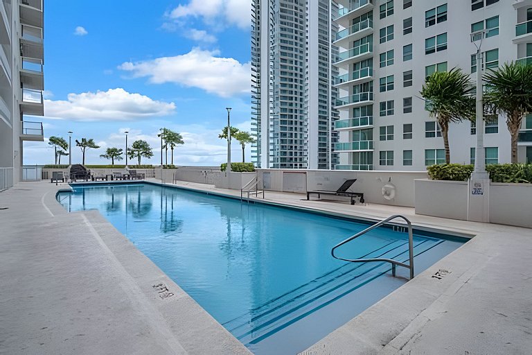 Stylish Brickell 1BR| Skyline View, Pool & Parking