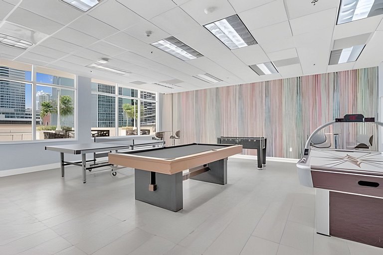 Stylish Brickell 1BR| Skyline View, Pool & Parking