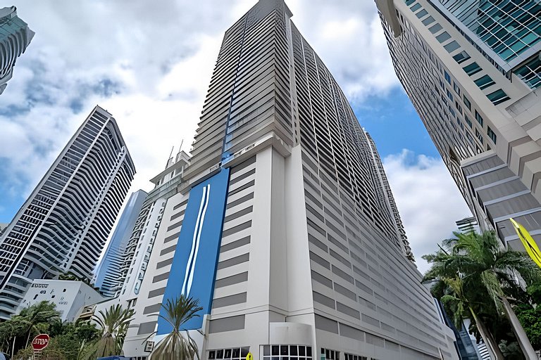 Stylish Brickell 1BR| Skyline View, Pool & Parking