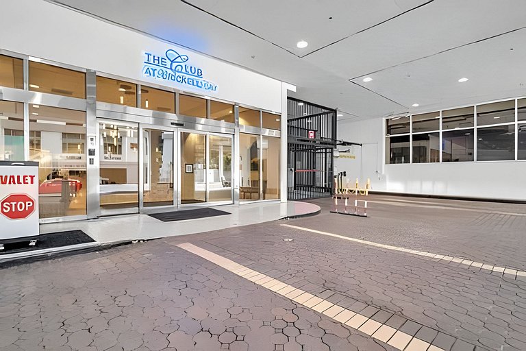 Stylish Brickell 1BR| Skyline View, Pool & Parking