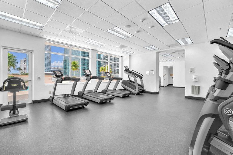 Moderno Brickell 1BR | Bay Views, Pool & Parking