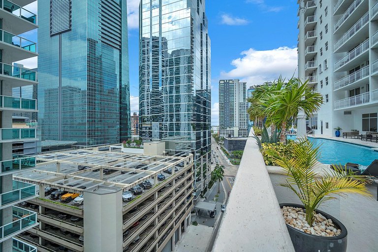 Moderno Brickell 1BR | Bay Views, Pool & Parking