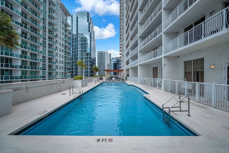 Stylish Brickell 1BR| Skyline View, Pool & Parking