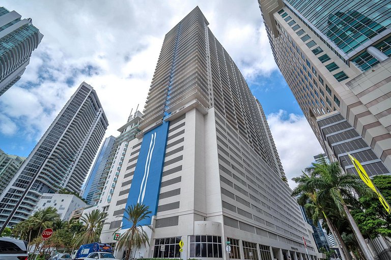 Moderno Brickell 1BR | Bay Views, Pool & Parking