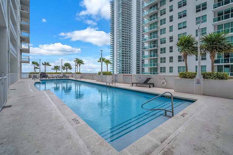 Modern Brickell 1BR | Bay Views, Pool & Parking