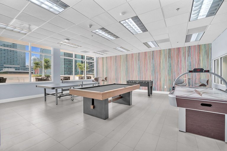 Stylish Brickell 1BR| Skyline View, Pool & Parking