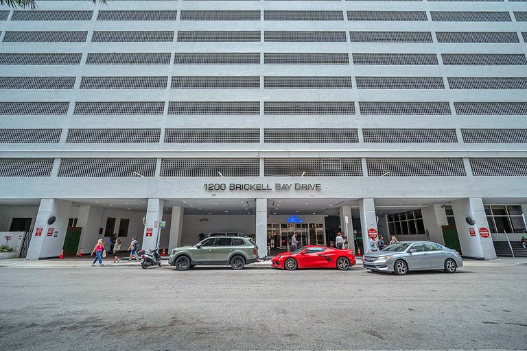 Modern Brickell 1BR | Bay Views, Pool & Parking